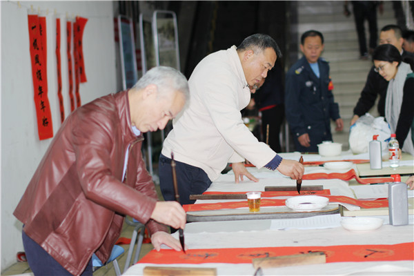 20160201物业公司开展“迎新春 写春联 送祝福”活动.jpg